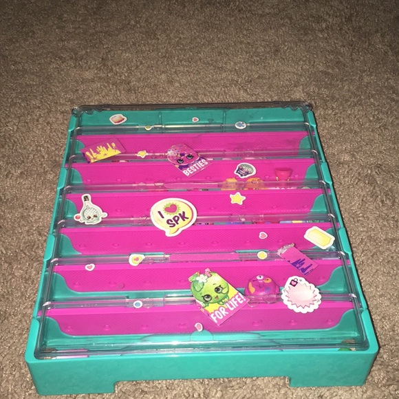Shopkins case with multiple shopkins included - Picture 2 of 4